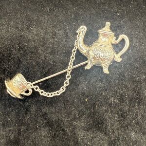 1981 Avon Colonial Teapot Pin